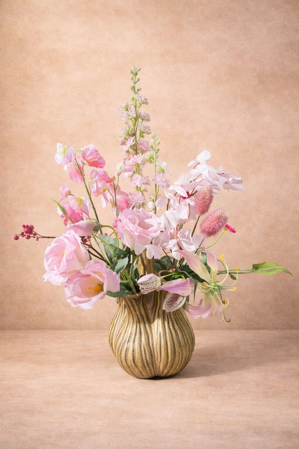Tulpen vaas goud met zacht roze tinten