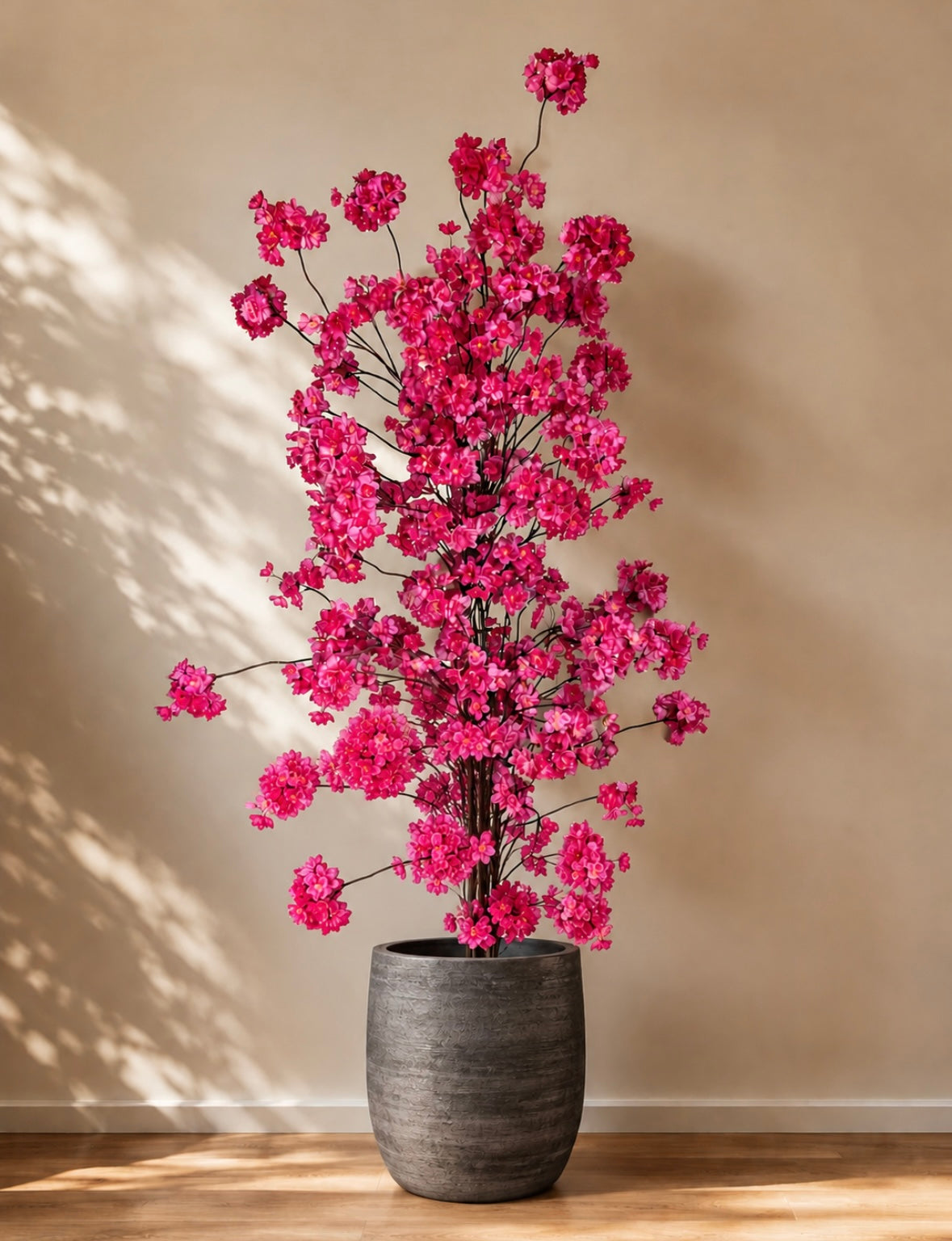 Fuchsia bloesem met keramieken vaas
