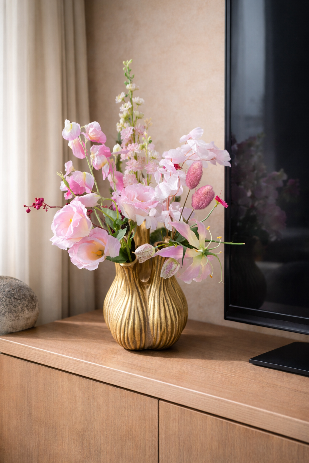 Tulpen vaas goud met zacht roze tinten